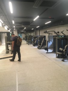 В целях снижения ударного и структурного шума в фитнес клубе Escalada под тренажерами были установлены виброплатформы Wolf